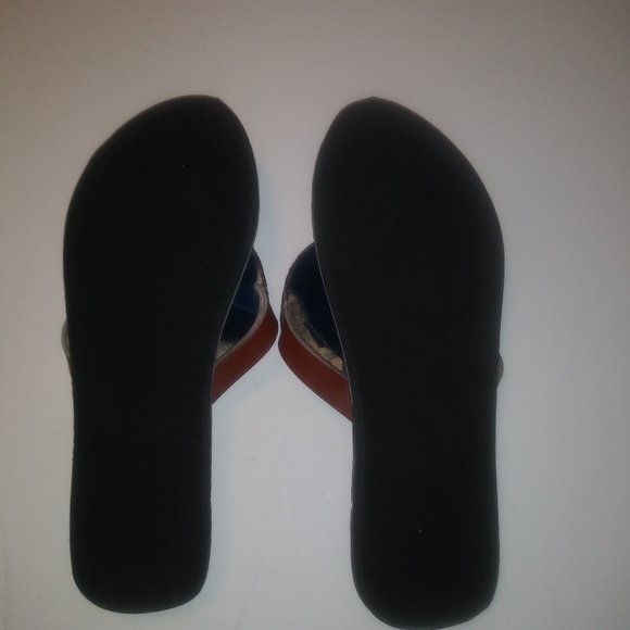 Open toe sandals. - Picture 3 of 4